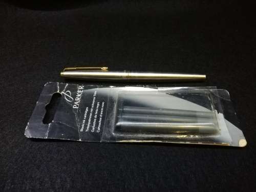 Vintage Parker fountain pen with ink refills