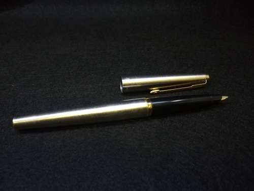 Vintage Parker fountain pen with ink refills