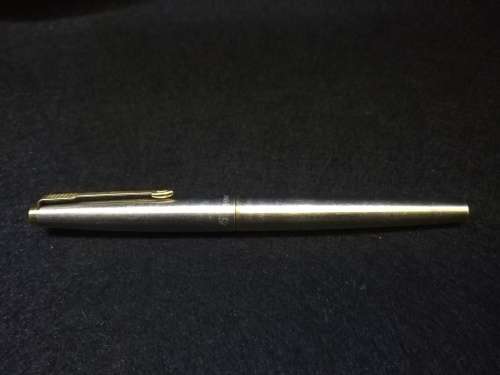 Vintage Parker fountain pen with ink refills