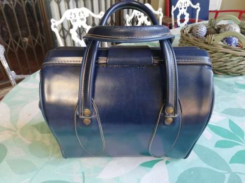 4 Vintage henselite bowling balls in carry bag