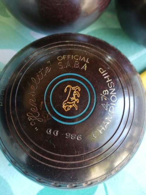 4 Vintage henselite bowling balls in carry bag