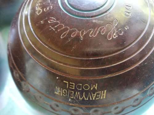 4 Vintage henselite bowling balls in carry bag