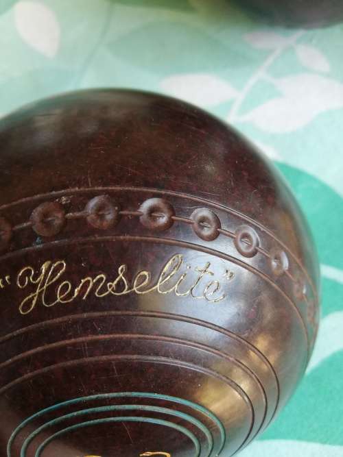 4 Vintage henselite bowling balls in carry bag