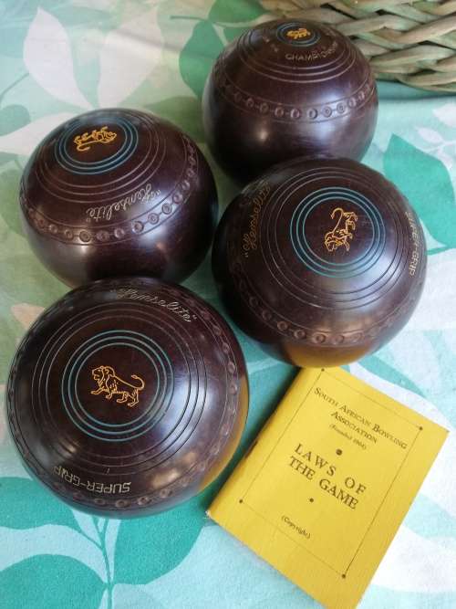4 Vintage henselite bowling balls in carry bag