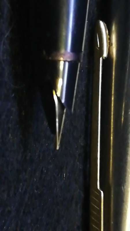 Vintage Parker fountain pen with ink refills