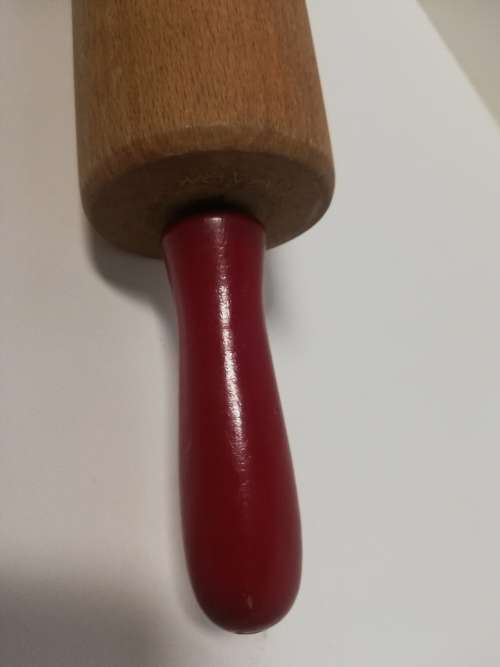 Cake roller with red handles