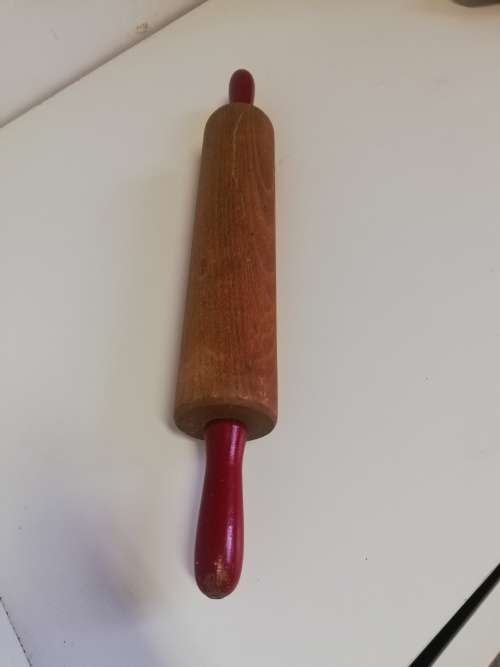Cake roller with red handles