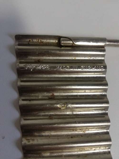 Vintage crinkle cutter