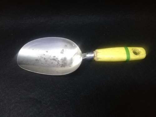 Scoop with yellow/green handle