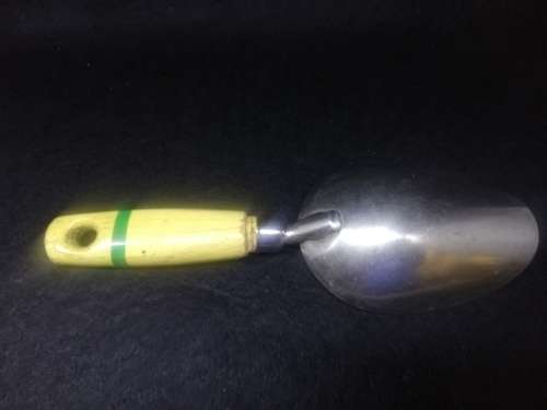 Scoop with yellow/green handle