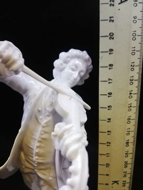 Antique Capodimonte Ginori figurine - Man playing violin
