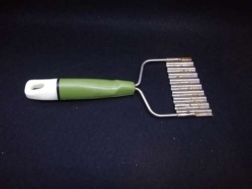 Green crinkly cut tool