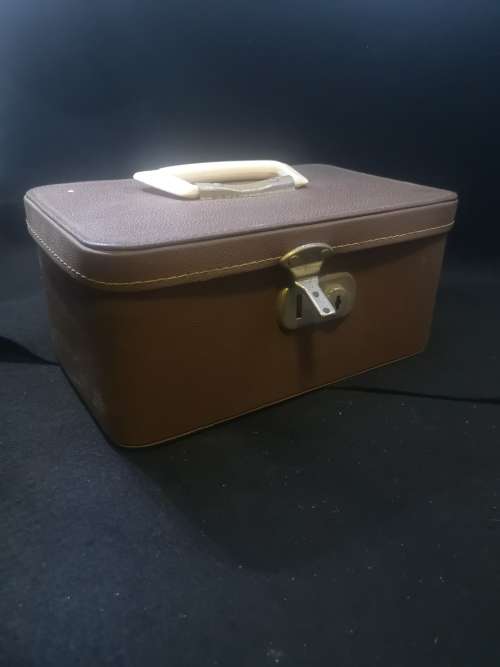 Small vintage vanity case with key