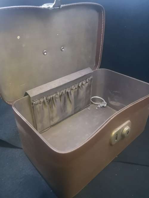 Small vintage vanity case with key