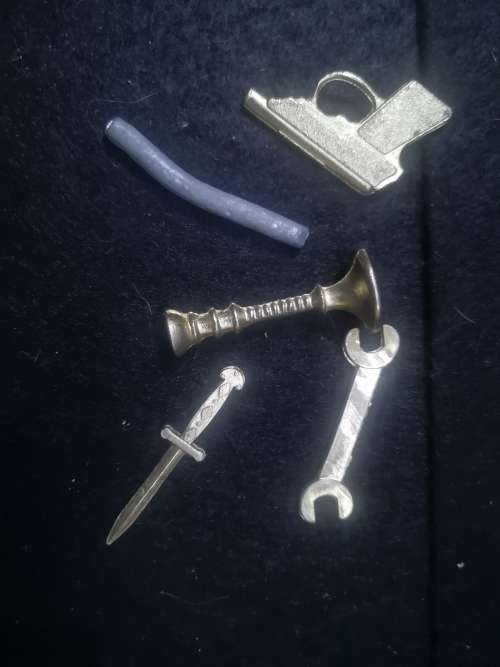 Cluedo metal game pieces