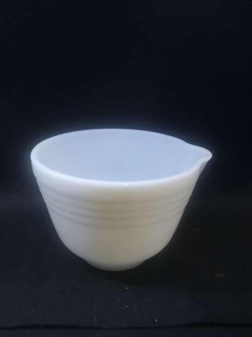 Milk glass mixing bow with pouring tip