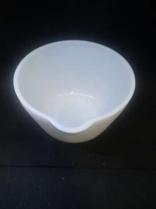 Milk glass mixing bow with pouring tip