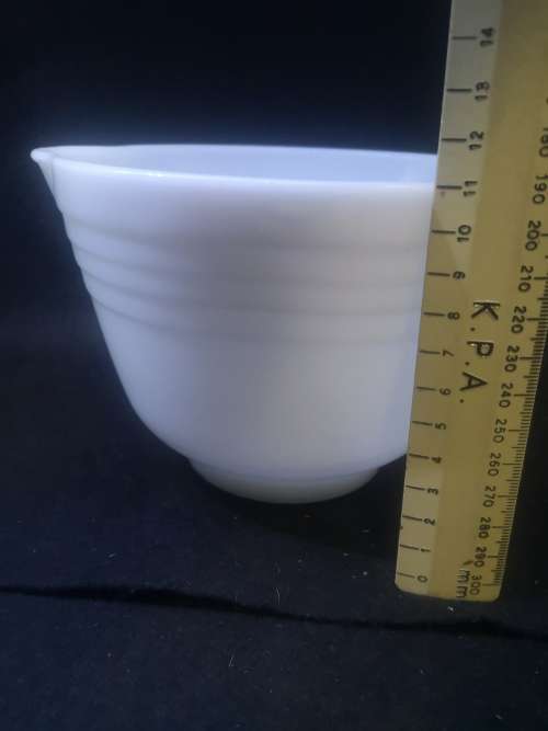 Milk glass mixing bow with pouring tip