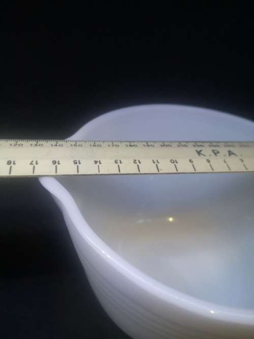 Milk glass mixing bow with pouring tip