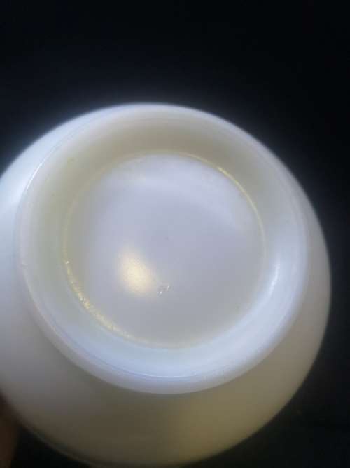 Milk glass mixing bow with pouring tip