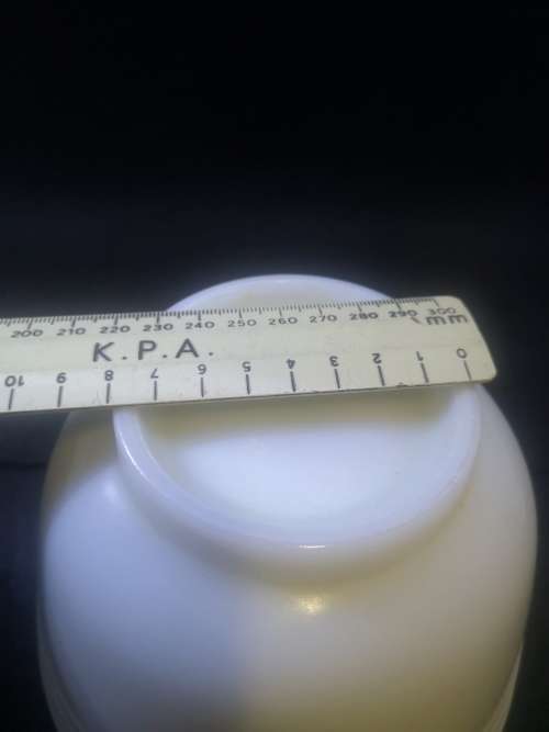 Milk glass mixing bow with pouring tip