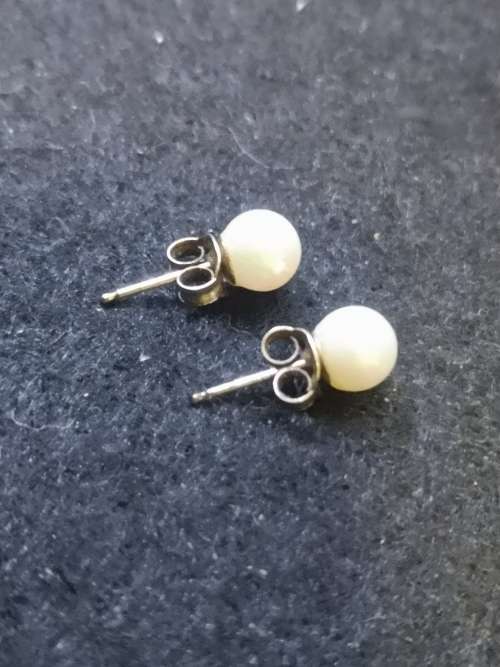 9ct gold sea pearl earrings - beautiful lustre on the pearls!