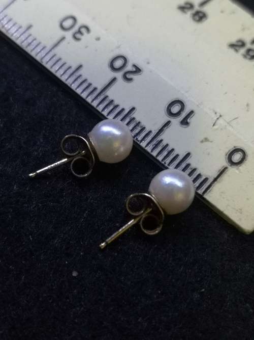 9ct gold sea pearl earrings - beautiful lustre on the pearls!