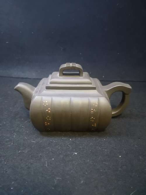 Beautiful small Chinese Yixing clay handmade tea pot - Damage to one corner on the lid