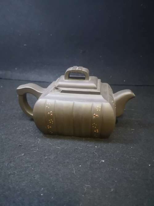 Beautiful small Chinese Yixing clay handmade tea pot - Damage to one corner on the lid