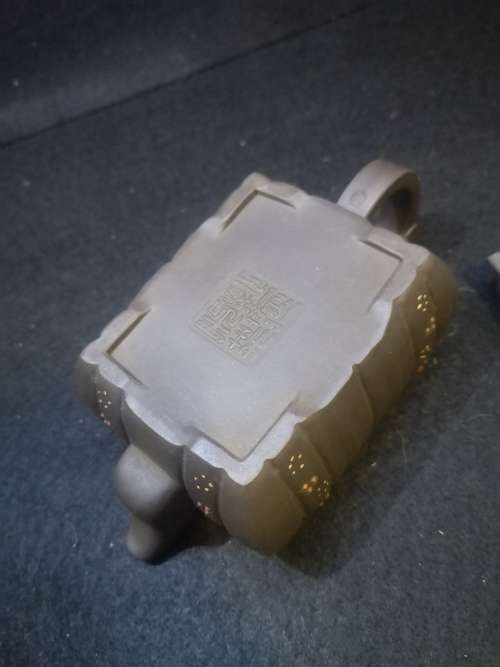 Beautiful small Chinese Yixing clay handmade tea pot - Damage to one corner on the lid