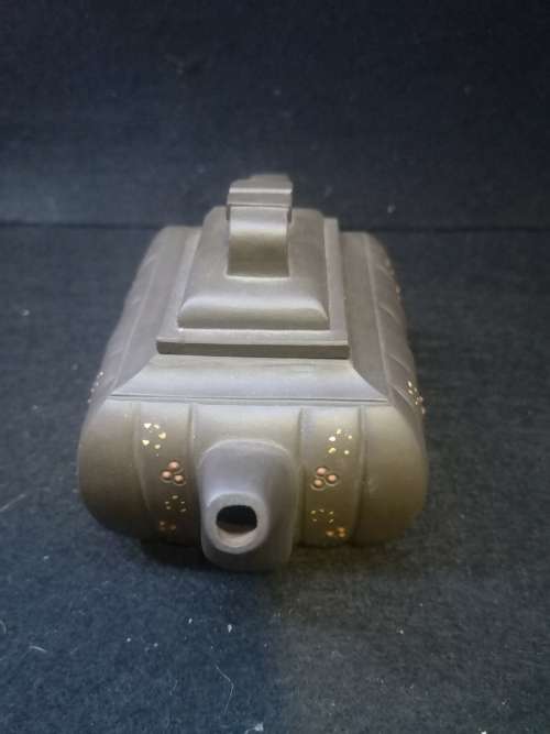 Beautiful small Chinese Yixing clay handmade tea pot - Damage to one corner on the lid