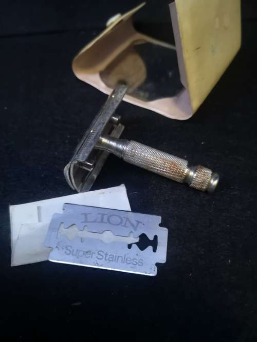 Travel razor with mirror!