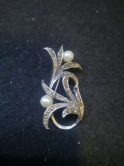 Pretty brooch with faux pearls