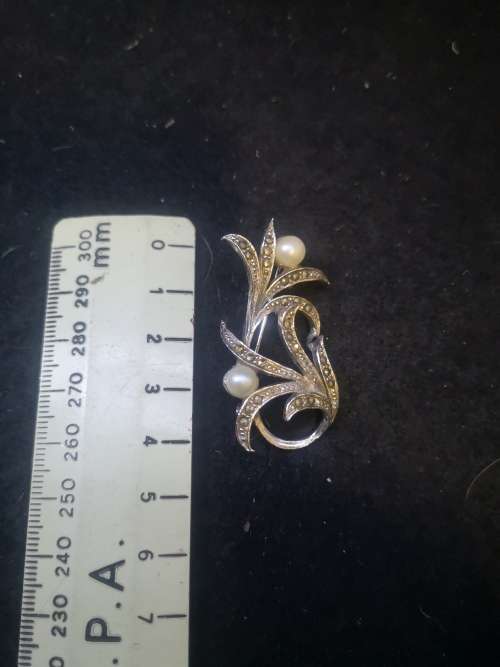 Pretty brooch with faux pearls