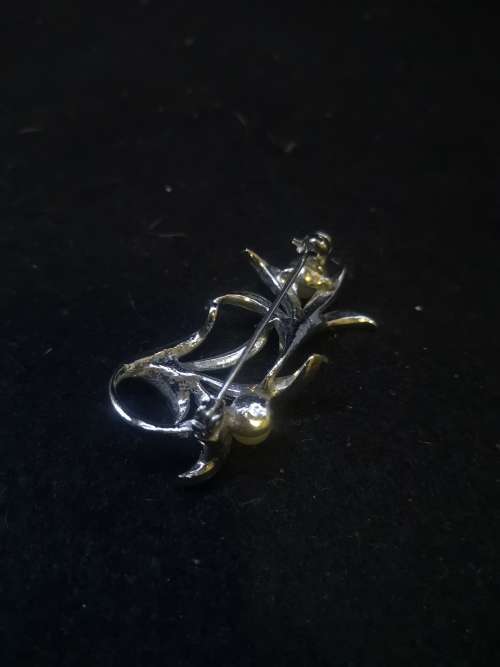 Pretty brooch with faux pearls