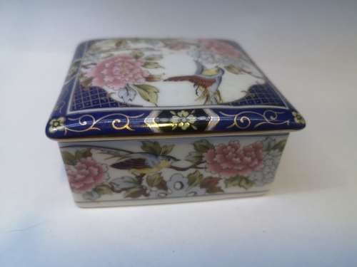 Gorgeous square trinket with bird and flowers