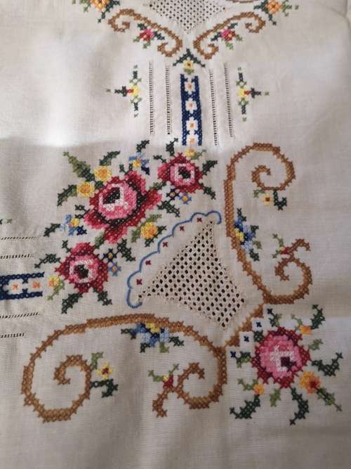 Exquisite cross stich table cloth