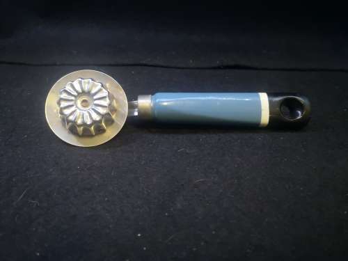 Kitchen tool - dough cutter - Nutbrown
