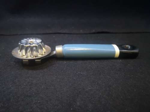 Kitchen tool - dough cutter - Nutbrown