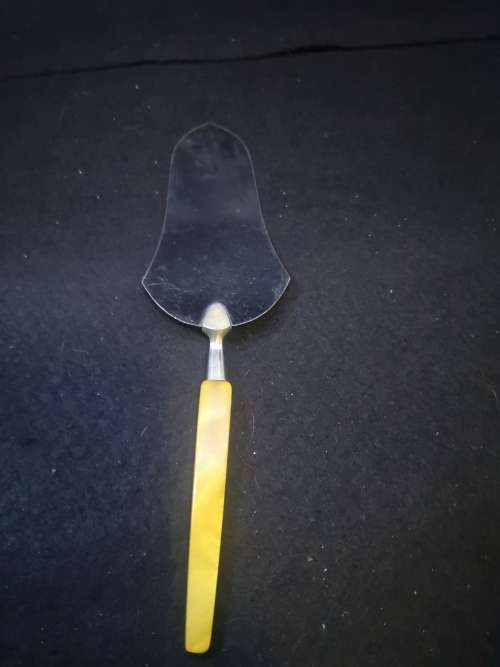 Cake lifter - Bakelite? handle