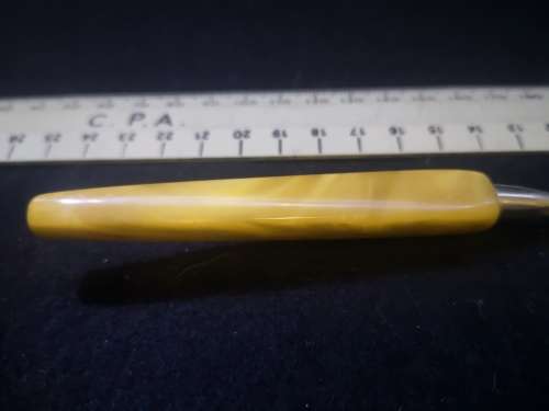 Cake lifter - Bakelite? handle