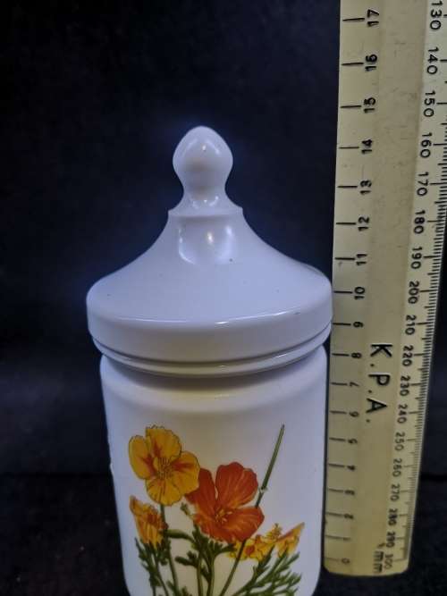 Milk glass container with lid