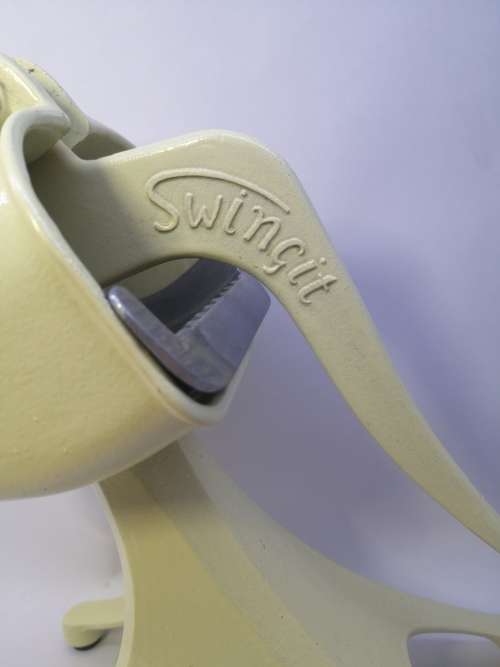 Retro Swingit juicer  cast alluminium - pastel yellow