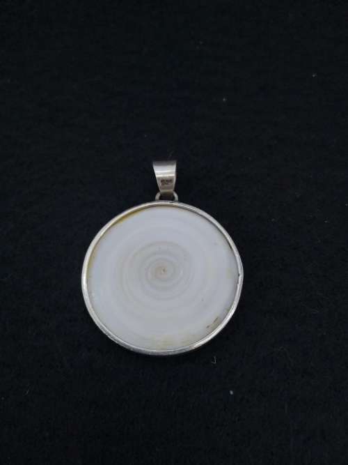 Shell pendant set in 925 silver