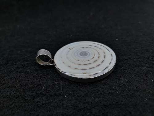 Shell pendant set in 925 silver