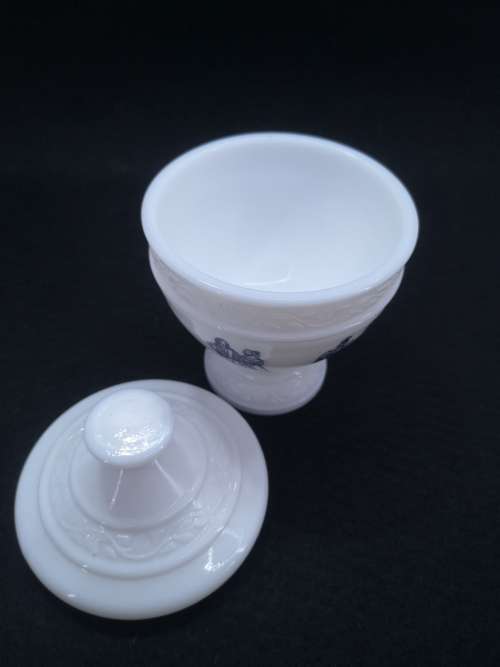 Milk glass container with lid