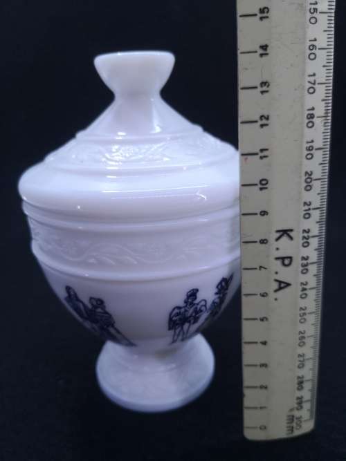 Milk glass container with lid