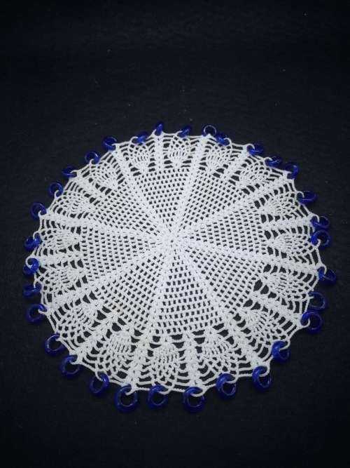 VINTAGE HAND CROCHET DOILIE