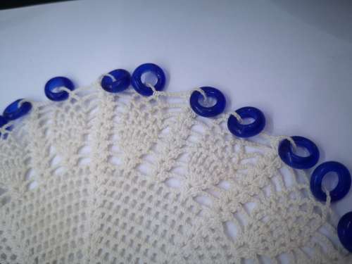 VINTAGE HAND CROCHET DOILIE