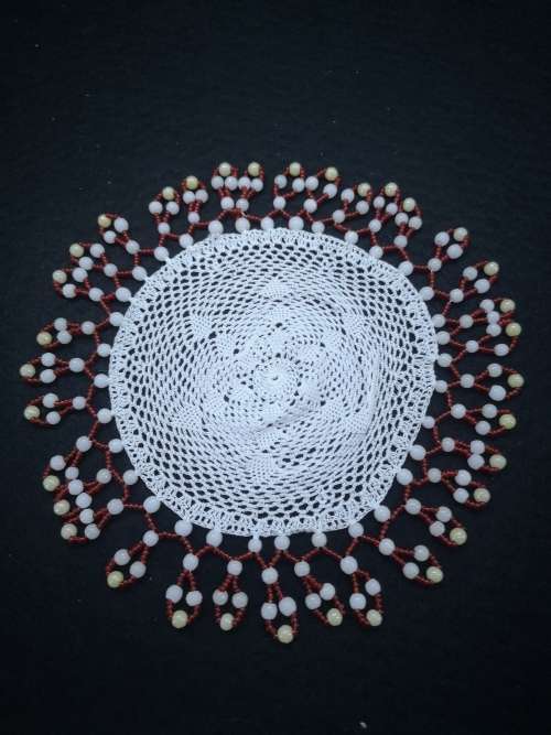 VINTAGE HAND CROCHET DOILIE